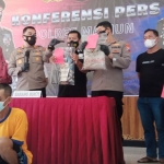 Kapolres Madiun AKBP Jury Leonard Siahaan saat memaparkan kejadian perkara dan memperlihatkan barang bukti serta pelaku curas saat pers rilis di Pendopo Polres Madiun, Selasa (2/11/2021).