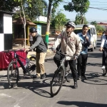 Wali Kota Madiun, Maidi saat melakukan sidak di beberapa lokasi dengan menggunakan sepeda, Selasa (20/12/2022). Foto: Hendro Suhartono/BANGSAONLINE.com