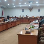 Audiensi aktivis LSM MDW bersama KPM BPNT dan pihak penyalur bantuan di Aula Pemkab Sampang. Foto: MUTAMMIM/ BANGSAONLINE