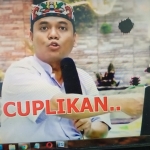 Wajah mirip Sugik Nur Raharja memegang mik dan laptop memaki pemerintah terkait pemeriksaan darah terhadap jamaah salat Jumat yang kini viral di media sosial. foto: WhatsApp
