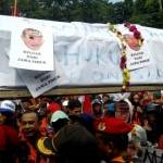 Massa berseragam Pemuda Pancasila mengusung keranda saat aksi demo di depan Kantor Kejati Jatim, Senin (21/3). foto: mtrv