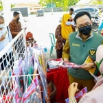 Bupati Baddrut Tamam saat mengunjungi Sentra PKL yang berlokasi di eks lahan RSUD Pamekasan.