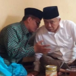 Ketua Tanfidziah PCNU Probolinggo KH Abdul Hadi Saifullah (kiri) membisiki Dr KH Asep Saifuddin Chalim (kanan) sebelum acara Silaturahhim Kiai dan Habaib di Pondok Pesantren Sirojut Thalibin Pohsangit Leres Sumberasih Kabupaten Probolinggo, Rabu (15/3/2018). foto: bangsaonline.com