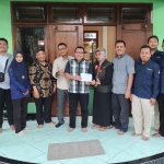 Komisioner KPU Sidoarjo bersama petugas Pantarlih melakukan coklit ketua dewan. Foto: Ist