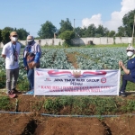 JTP Group memborong buah dan sayuran organik karena prihatin dengan kondisi petani di Kota Batu.