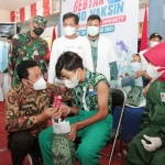 APRESIASI: Wabup Subandi menyerahkan hadiah pulsa internet ke pelajar yang mengikuti vaksinasi di Desa Wadungasih Buduran, Kamis (30/9/2021). foto: Kominfo Sidoarjo