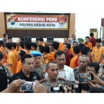 PANEN TANGKAPAN: Dengan latar belakang puluhan tersangka, Kapolres Kediri Kota AKBP Miko Indrayana memberikan keterangan persnya di mapolres, Rabu (11/3).