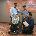 Simulasi penyandang disabilitas dalam menggunakan hak pilih. foto: DIDI ROSADI/ BANGSAONLINE