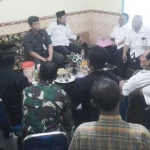 Warga yang demo berdialog dengan perangkat desa didampingi aparat kepolisian.