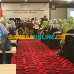 Komisioner Bawaslu Surabaya, Lilies Pratiwining Setyarini, saat memberi materi sosialisasi partisipatif pengawasan pemilu kepada kader Fatayat, Muslimat NU, dan Aisyiyah. Foto: M. DIDI ROSADI/BANGSAONLINE