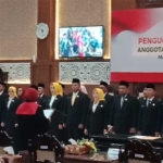 30 Anggota DPRD Kota Probolinggo periode 2024-2029 saat menjalani sumpah jabatan.