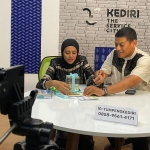 Wali Kota Kediri Abdullah Abu Bakar bersama Ketua TP PKK Ferry Silviana Abu Bakar saat mereview produk UMKM Kota Kediri. Foto: Ist.