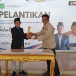 Ketua FRPB Pamekasan, Budi Cahyono, saat menunjukkan MoU dengan pengurus PGMNI Jatim.