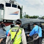 Kondisi mobil usai diseruduk kereta api.