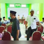 Rapat PCNU Gresik membahas aset tanah seluas sekira 4335 m2 di timur exit tol Kebomas, Gresik yang disepakati tetap dibangun hotel syariah, Selasa (8/10/2019). foto: SYUHUD/ BANGSAONLINE.COM