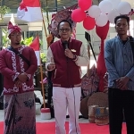 Direktur JavaConnectians-art KRMT Indro Kimpling Suseno (tengah) saat memberi sambutan didampingi perwakilannya di Kediri, Yustyono (kiri) dan Danang. Foto: MUJI HARJITA/ BANGSAONLINE