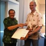 Komisaris Puspa Agro Erlangga Satriagung usai MoU dengan Coordinator Research Program FORWARD dari EAWAG, Bart Verstappen. Foto : nisa/BANGSAONLINE