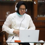 Wali Kota Risma menjadi pembicara pada seminar internasional yang digelar secara virtual. foto: ist.