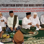 Gus Yani (tengah) bersama Habib Luthfi (tiga dari kiri) serta para kiai saat acara tasyakuran pelantikan Bupati dan Wakil Bupati Gresik. foto: SYUHUD/ BANGSAONLINE