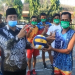 K.H. Abdul Rouf saat menyerahkan bantuan bola voli kepada pemuda. (foto: ist).