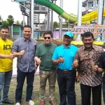Iwan Kurniawan (baju hijau) konglomerat asal Malang bersama para sahabatnya, usai me-launching JCS 2018 di HWP Malang, Sabtu (15/12) kemarin. foto: IWAN IRAWAN/ BANGSAONLINE