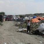 TPA Ngipik, salah satu tempat pembuangan sampah yang ada di tengah perkotaan Gresik. (ft-syuhud/BANGSAONLINE)