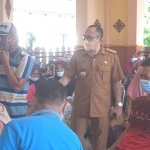 Camat Sarirejo, Dedy Dian Ali, didampingi Sekcam, Rahmad Hidayat, saat memantau pelaksanaan vaksinasi tahap 2.