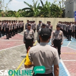 AKBP MB Pranatal Hutajulu, Kapolres Ngawi, memimpin apel keberangkatan personil ke wilayah Sampang. foto: ZAINAL/ BANGSAONLINE