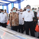 Wali Kota Kediri Abdullah Abu Bakar (baju putih lengan panjang) saat mendampingi Menko Kemaritiman dan Investasi, Luhut Binsar Panjaitan. foto: ist.