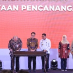 Penandatanganan deklarasi P2HAM oleh Pemprov Jatim, yang dihadiri oleh Pj. Gubernur Jatim, Kakanwil Kemenkumham Jatim dan OPD Pemprov Jatim. Foto: Kemenkumham Jatim