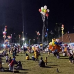 Suasana Alun-alun Bangil di malam Idul Adha, Sabtu (10/8).