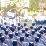 Drs. H. Samsudin, M.Pd, Kepala MTsN 1 Malang, sewaktu memimpin upacara HUT RI ke - 73, 17 Agustus 2018, di halaman belakang madrasah, Jumat (17/08). Foto: IWAN I/BANGSAONLINE