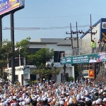 Simpatisan AMIN saat menghadiri Jalan sehat di Jalan Pahlawan, Sidoarjo, Minggu (15/10/2023).