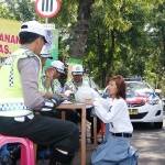 Pelajar yang kena tilang, merengek agar dibebaskan petugas. Foto:muhammad syafii/BANGSAONLINE