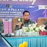 Kepala Kantor Imigrasi Blitar Arief Yudistira (tengah) saat memaparkan peningkatan pemohon paspor.