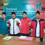 BENIH-BENIH KOALISI: Petinggi PKB dan PDIP Gresik saat deklarasi program kerakyatan. foto: SYUHUD/ BANGSAONLINE