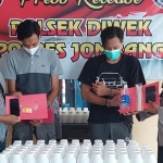 Tersangka dan barang bukti saat ditunjukkan di Mapolsek Diwek.