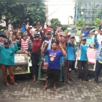 Lara Silvy ketika foto bersama dengan tukang becak usai bagi-bagi sedekah.