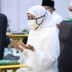 Gubernur Jawa Timur Khofifah Indar Parawansa saat Khotmil Quran dalam peringatan Nuzulul Quran di Gedung Negara Grahadi Surabaya, Sabtu (9/5/2020) malam. foto: ist/ bangsaonline.com
