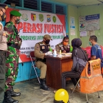 Operasi yustisi di Jalan Yos Sudarso Trenggalek. (foto: HERMAN/ BANGSAONLINE)