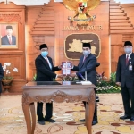 Gubernur Jawa Timur Khofifah Indar Parawansa mengukuhkan Drs. Heru Purwaka, M.M sebagai Kepala Kantor Regional II Badan Kepegawaian Negara (BKN) Surabaya yang baru di Gedung Negara Grahadi Surabaya, Senin (16/11) siang. foto: ist/ bangsaonline.com