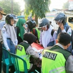 Satlantas Polres Blitar memberikan sanksi tilang kepada pelajar yang tidak memiliki kelengkapan berkendara.