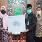 Sekdakab Pamekasan Ir Totok Hartono saat menerima CSR dari PT Pegadaian dan PT Garam.