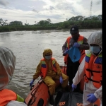 Tim gabungan saat mengevakuasi korban tenggelam di Sungai Brantas.