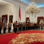 Para menteri Kabinet Merah Putih periode 2024-2029 yang dipanggil satu per satu oleh Presiden Prabowo Subianto di Istana Merdeka, Jakarta Pusat, Minggu (20/10/2024). Foto: Kompas.com