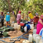 Tampak para warga saat sedang antre air bersih. (foto: ist)