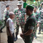 Dandim Ponorogo berdialog dengan salah satu warga yang dikunjungi. 