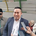 Kuasa hukum korban arisan online di Bangkalan saat memberi keterangan kepada awak media.