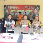 Konferensi pers terkait kasus pembunuhan di Sidoarjo.