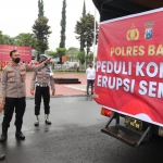 Kapolres Batu AKBP I Nyoman Yogi Hermawan memimpin penyaluran bantuan kepada pengungsi korban erupsi Gunung Semeru di Kabupaten Lumajang, Senin (06/12/2021).